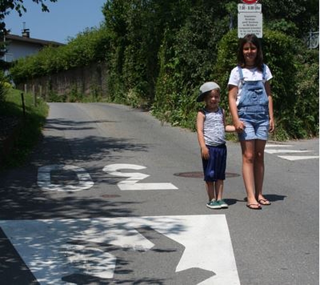 Zwei Kinder stehen an der Letzestraße