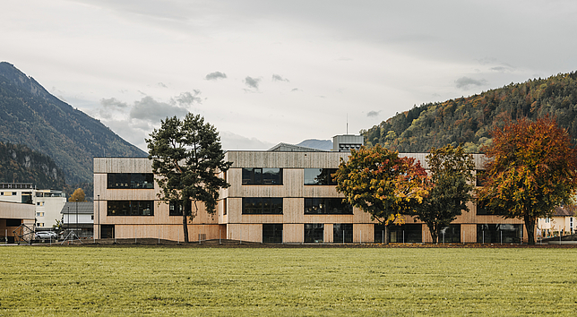 Volksschule Altenstadt von außen, seitliche Ansicht