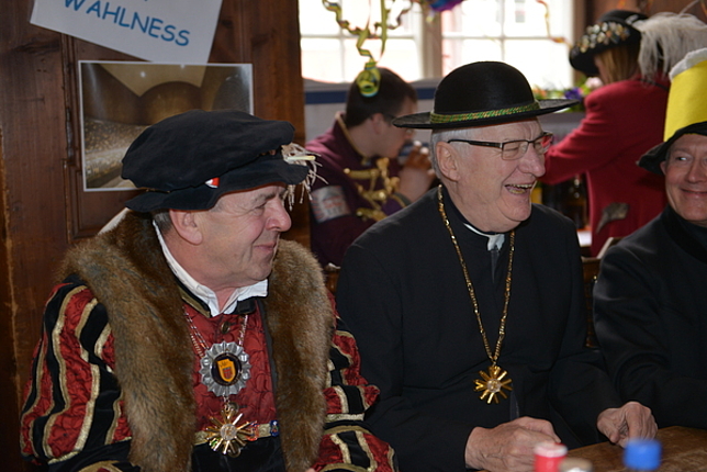 Monsignore Rudolf Bischof unterhält sich mit anderen Gästen.