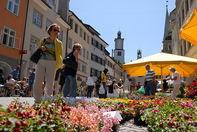 Bürgerinnen und Bürger auf einem Markt in der Marktgasse.