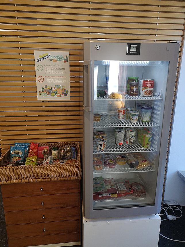 Ein Kühlschrank, der mit einigen Lebensmitteln gefüllt ist