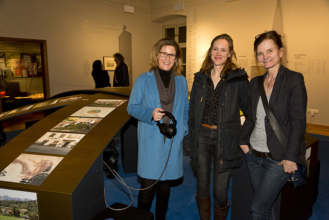 Drei Frauen stehen vor einem Ausstellungsstück