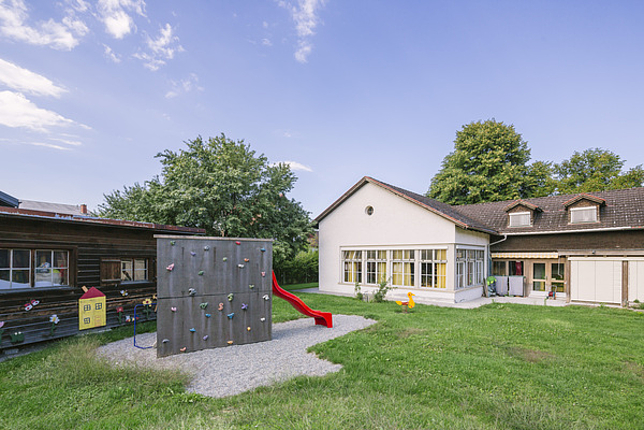 Kindergarten Franz-Heim-Gasse Außenansicht mit Spielplatz