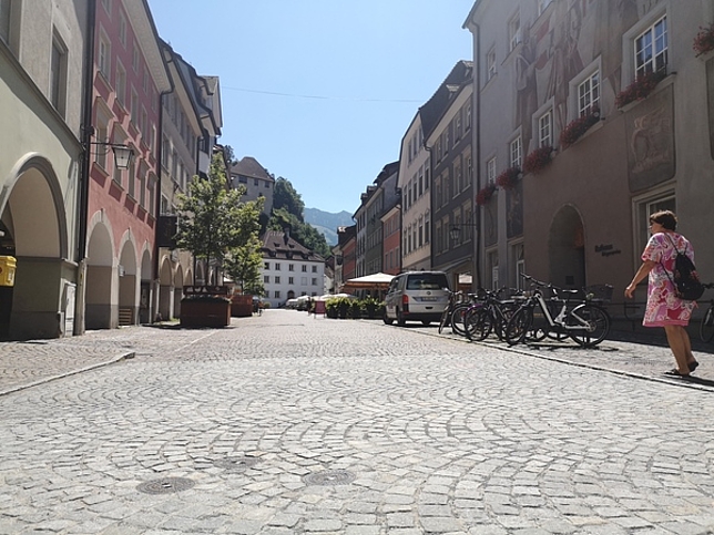 Die Neustadt in Feldkirch mit Blick Richtung Schattenburg