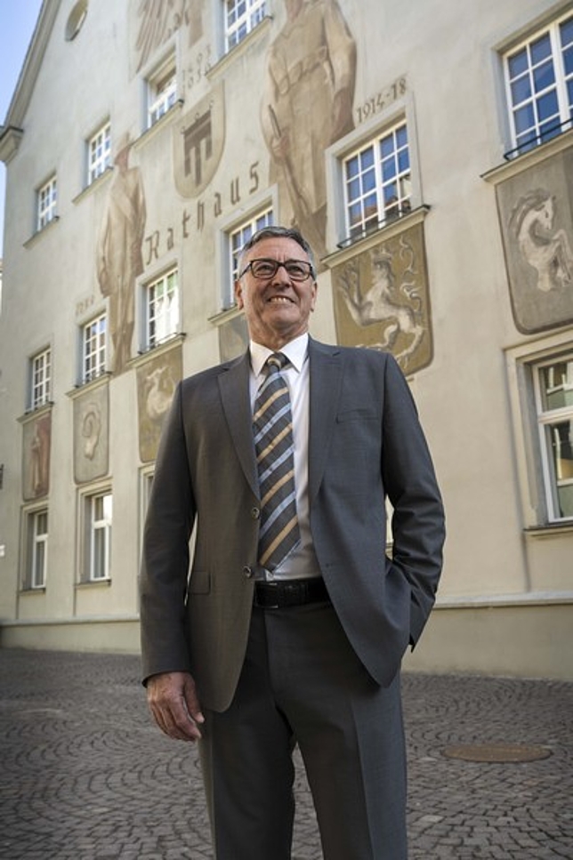 Bürgermeister Wolfgang Matt steht in der Schmiedgasse in Feldkirch vor dem Rathaus.