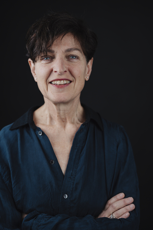 Portraitfoto von Brigitte Walk vor schwarzem Hintergrund