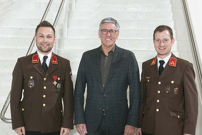 Bürgermeister Wolfgang Matt mit Feuerwehr-Kommandant von Altenstadt Marcel Frick und Kommandanten-Stellvertreter von Altenstadt
