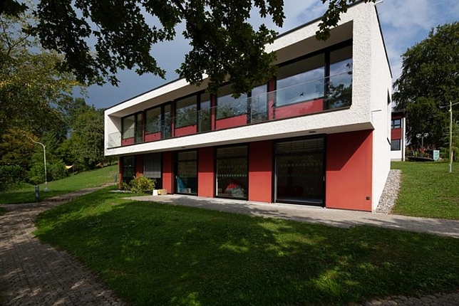 Studentenheim in Tisis: Moderner Bau mit Glasfront