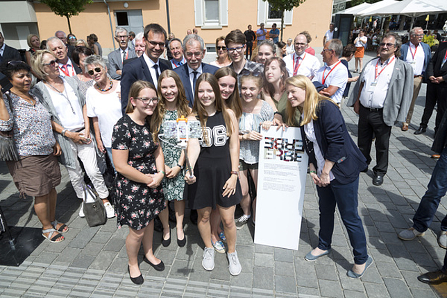 Eine Gruppe Mädchen macht einen Selfie mit dem Bundespräsidenten und Landeshauptmann