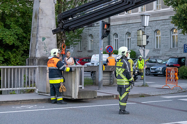 Mitglieder der Feuerwehr beim Anbringen der Betonelemente auf der Illbrücke. 