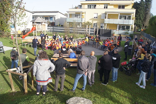 Viele Kinder und Erwachsene bei der Eröffnung des Spielplatzes Heldenstraße.
