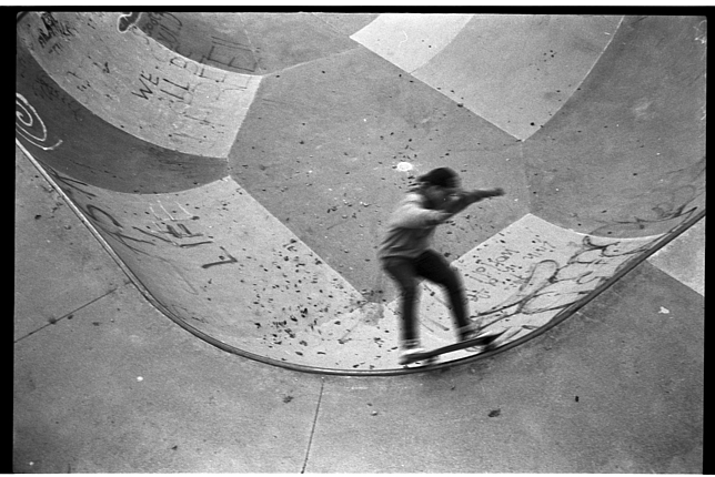 Ein Junge fährt auf einem Skateboard in einem Skatepark