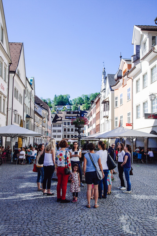 Eine Gruppe von Personen steht in der Innenstadt von Feldkirch.