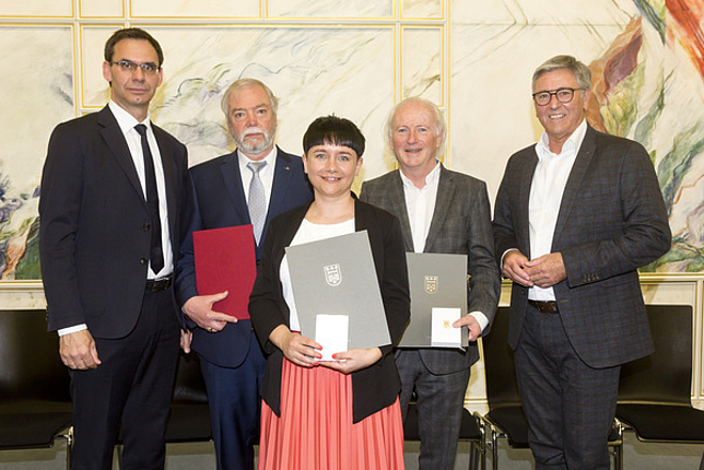 Bürgermeister Matt mit Stefan Allgäuer, Manuela Mylonas und Manfred A. Getzner bei der Verleihung im Montfortsaal.