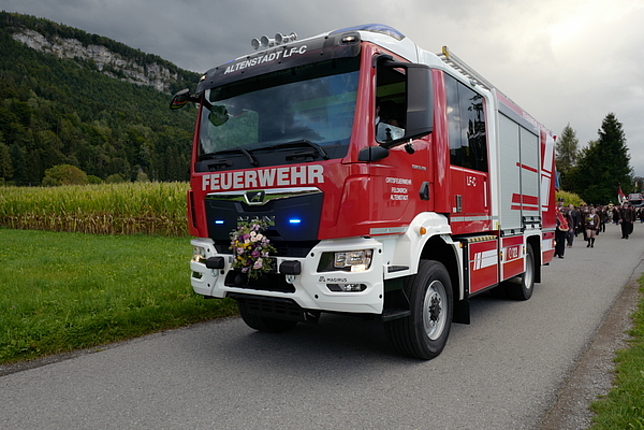 Das neue Feuerwehrauto der Feuerwehr Altenstadt beim Blaulichtumzug. 