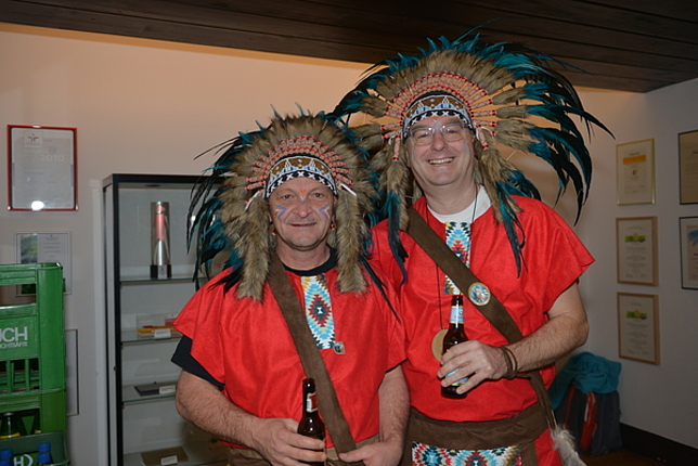 Zwei Männer die als Indianer verkleidet sind.