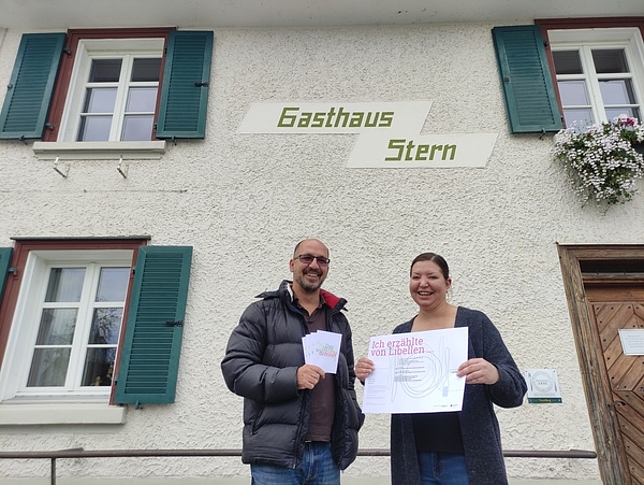 Thomas Winzek und Kathrin Watzdorf (Serviceleitung Gasthaus Stern) präsentieren die neuen Tischsets