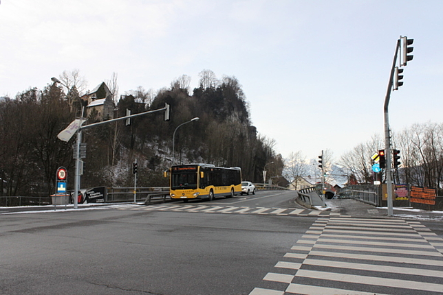 Kreuzung L53 mit Ampeln, Zebrastreifen und einem Stadtbus