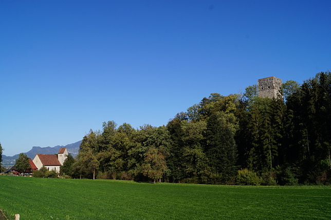 Blick auf die Tostner Burg und St. Corneli