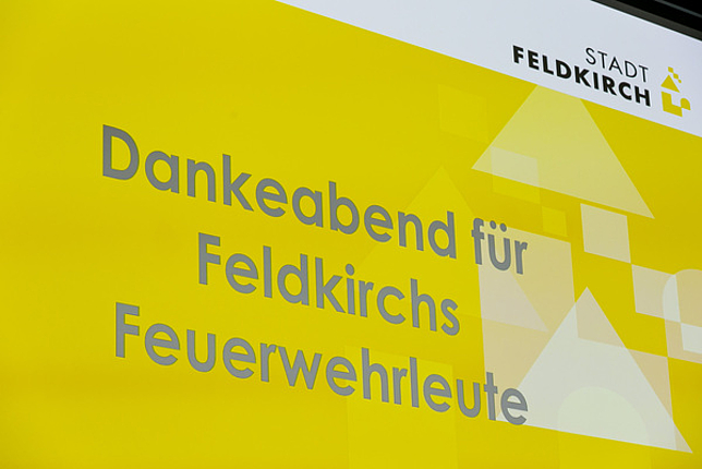 Text "Dankeabend für Feldkirchs Feuerwehrleute" auf eine Leinwand projeziert