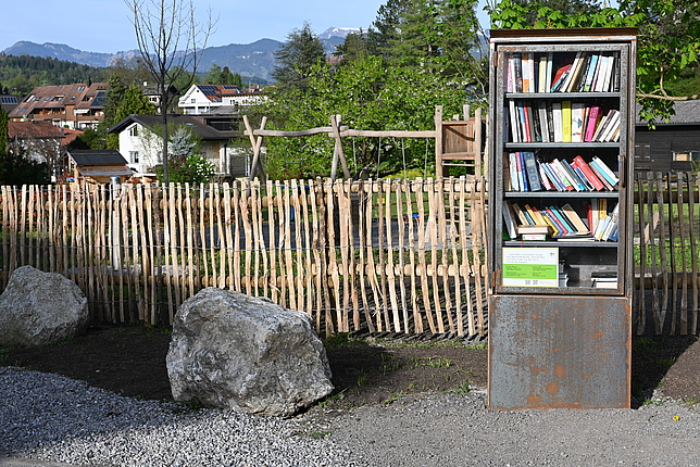 Offener Bücherschrank beim Spielplatz Heubühel in Tisis