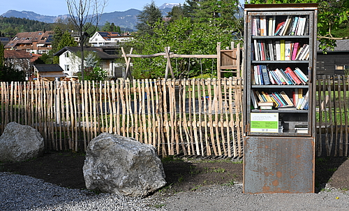 Offener Bücherschrank beim Spielplatz Heubühel in Tisis