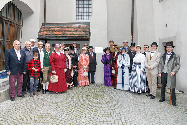 Gäste der Deutschen Sherlock-Holmes-Gesellschaft im Kostüm mit neuem Schild