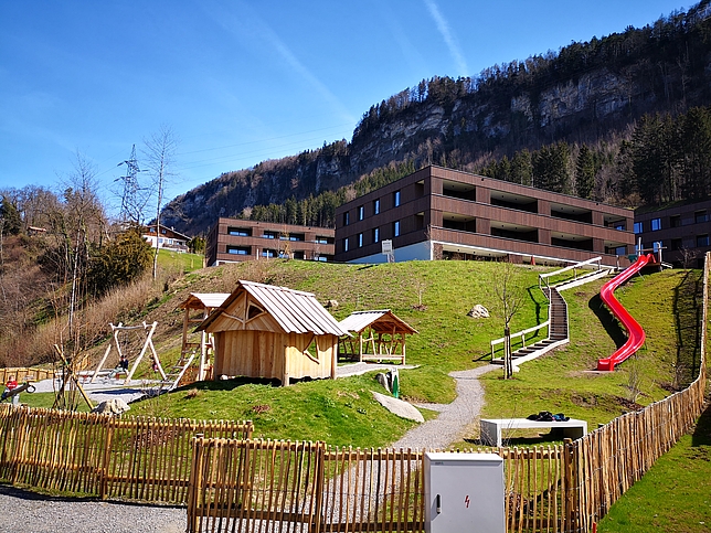 Übersichtsfoto des neuen Spielplatzes Am Schlosshang in Levis.