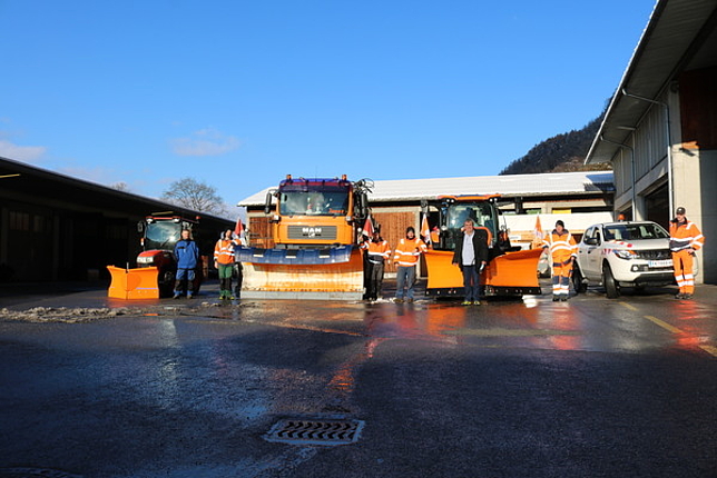 Das Team des Bauhof Feldkirch mit den Einsatzfahrzeugen für den Winterdienst. 