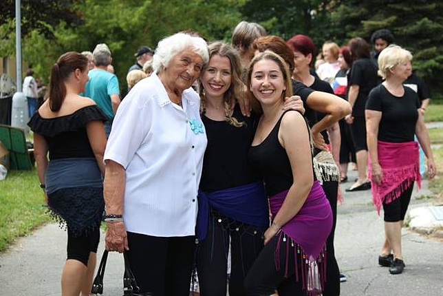 Zwei junge Frauen mit einer Seniorin beim Freiwilligendienst