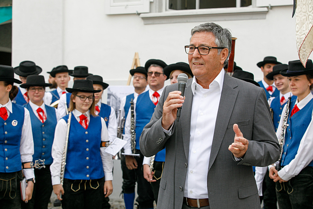 Bürgermeister Wolfgang Matt begrüßt die Besucherinnen und Besucher