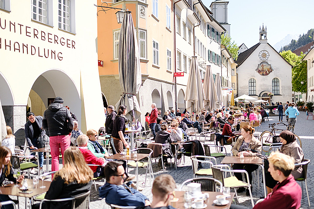 Die belebte Marktgasse in Feldkirch mit ihren Gastgärten.
