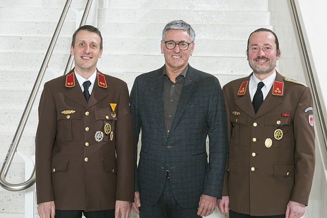 Bürgermeister Wolfgang Matt mit dem Feuerwehr-Kommandanten von Nofels Markus Beck und dem Kommandant-Stellvertreter von Nofels