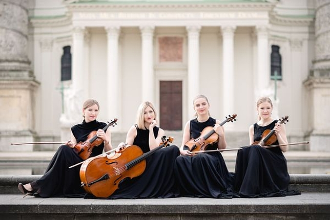 Das Selini Quartett posiert mit ihren Instrumenten.