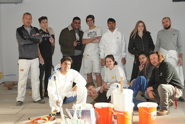 Maler und Jugendliche posieren im neuen Jugendhaus