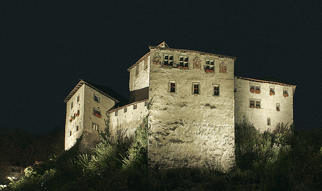 Die Schattenburg in Feldkirch beleuchtet bei Nacht
