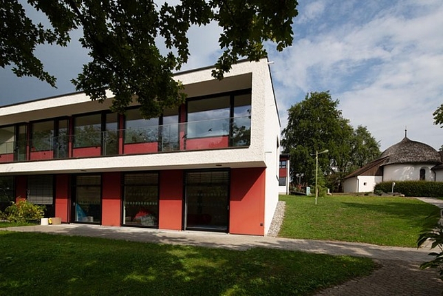 Studentenheim in Tisis: Moderner Bau mit Glasfront und Betonfassade