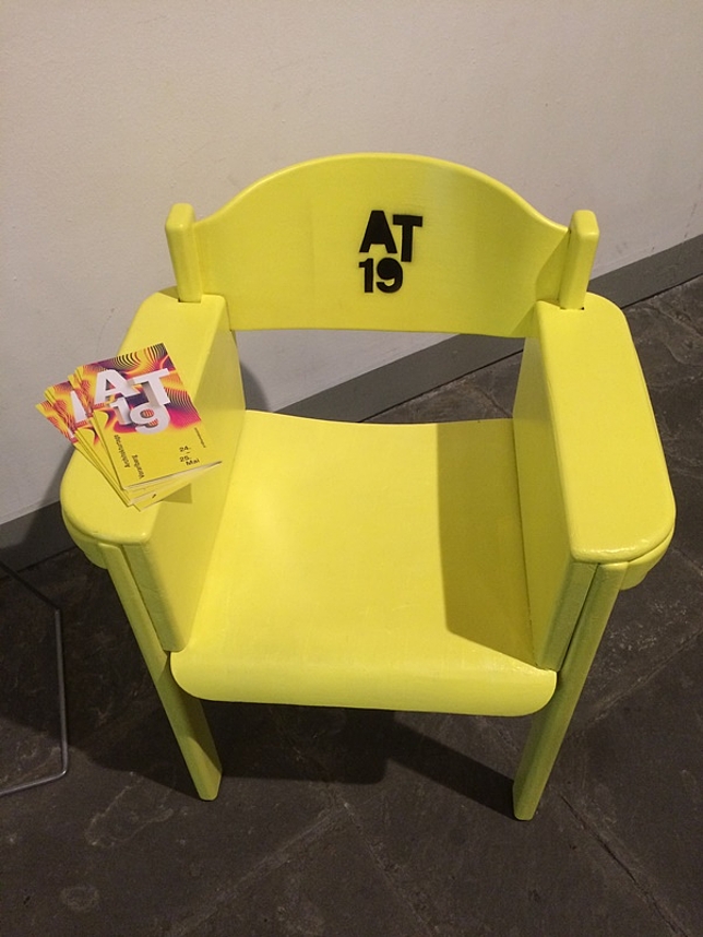 Gelber Stuhl der Architekturtage