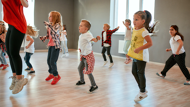 Eine Gruppe von Kindern tanzt in einem Tanzstudio
