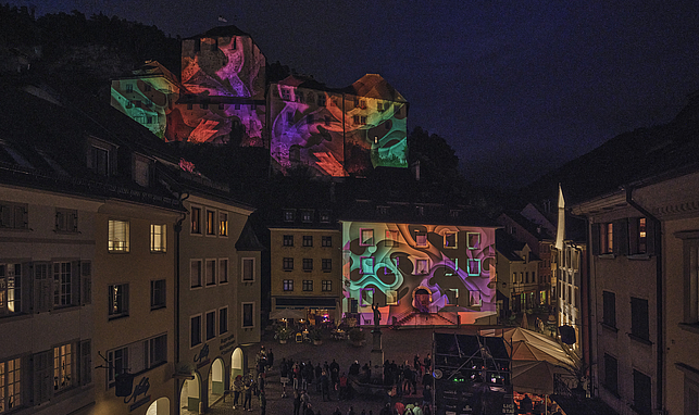Die Schattenburg und die alte Dogana erstrahlten im Rahmen der Lichtstadt Feldkirch 2021 in bunten Farben. 
