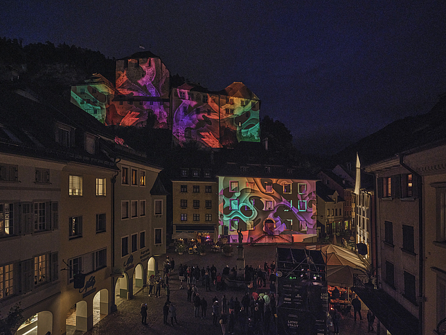 Die Schattenburg und die alte Dogana erstrahlten im Rahmen der Lichtstadt Feldkirch 2021 in bunten Farben. 