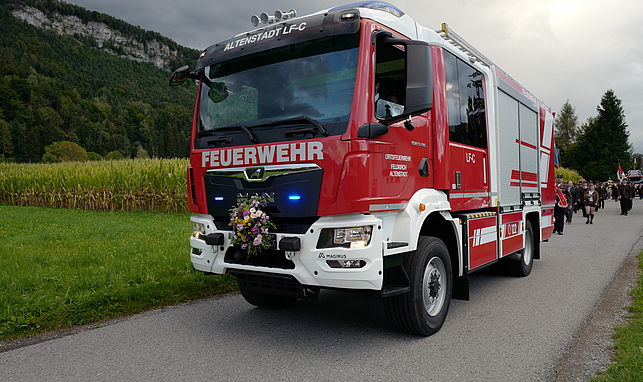 Das neue Fahrzeug der Feuerwehr Altenstadt beim Blaulichtumzug.