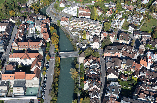 Die Montfortbrücke in Feldkirch von oben