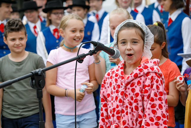 Ein Mädchen der Volksschule Altenstadt singt