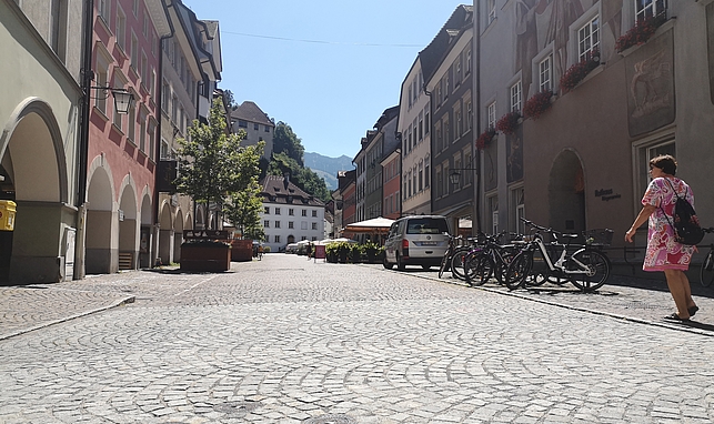 Die Neustadt in Feldkirch mit Blick Richtung Schattenburg.