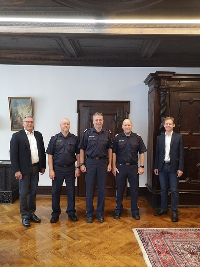 Bürgermeister Matt und Stadtamtsdirektor Johannes Schneeberger mit den Stadtpolizisten Jörg Statthaler, Arno Vögel und dem neuen Kommandanten Herbert Lins.